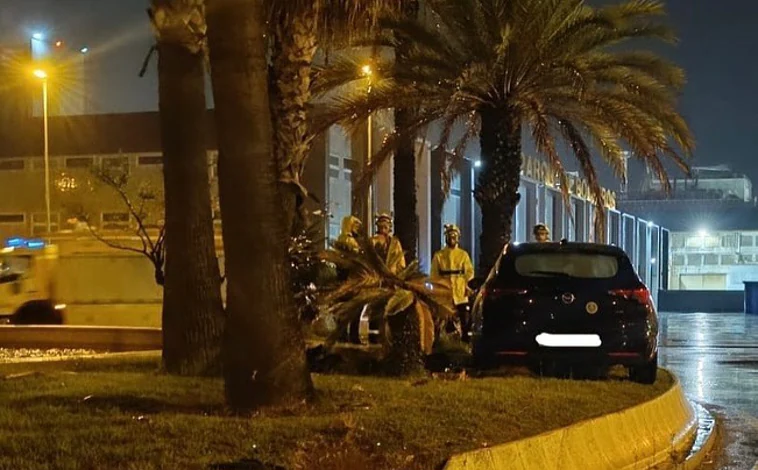 Imagen principal - Accidente en Cádiz: Un coche termina metido en la rotonda de los bomberos y el conductor da positivo en alcohol
