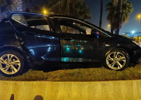 Imagen secundaria 1 - Accidente en Cádiz: Un coche termina metido en la rotonda de los bomberos y el conductor da positivo en alcohol