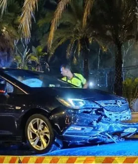 Imagen secundaria 2 - Accidente en Cádiz: Un coche termina metido en la rotonda de los bomberos y el conductor da positivo en alcohol