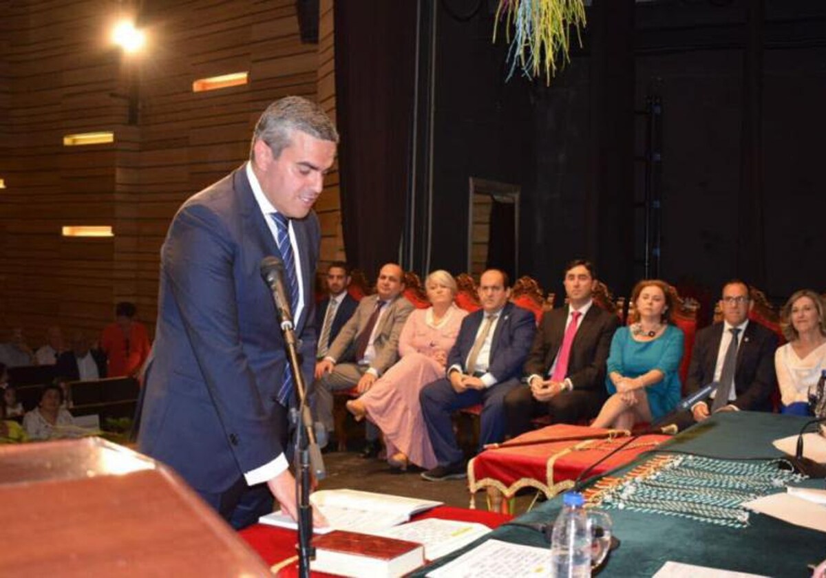 Losé Ortiz, en su etapa como alcalde de Vejer, en 2019 cuando juró el cargo.