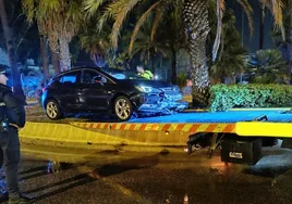 Accidente en Cádiz: Un coche termina metido en la rotonda de los bomberos y el conductor da positivo en alcohol