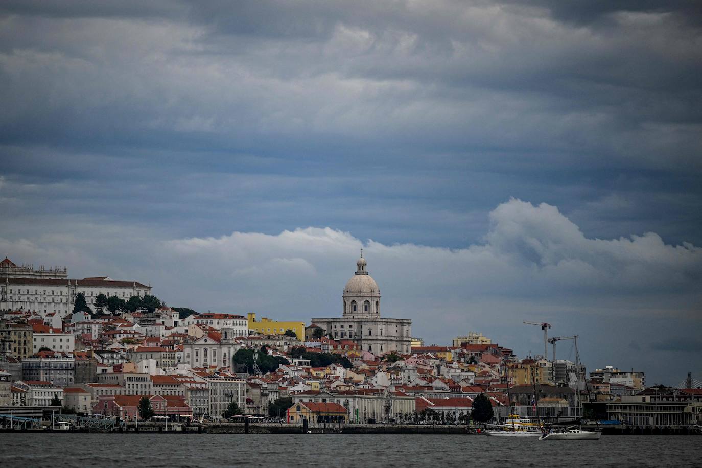 Las impresionantes imágenes de los grandes veleros saliendo desde Lisboa para llegar a Cádiz