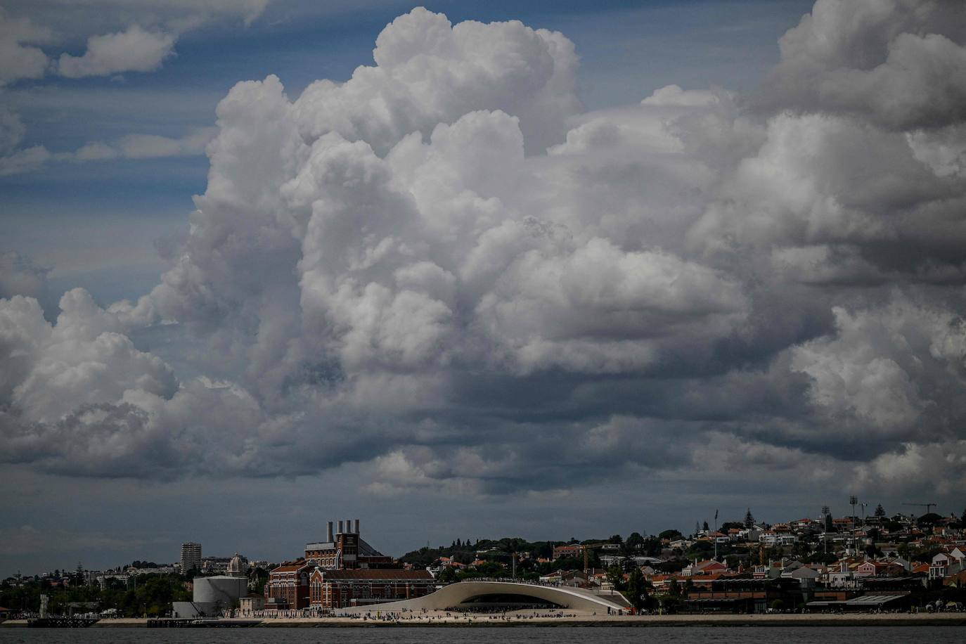 Las impresionantes imágenes de los grandes veleros saliendo desde Lisboa para llegar a Cádiz