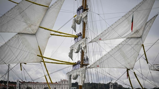 Los barcos y grandes veleros que puedes ver en Cádiz: de la majestuosa belleza del Cuauhtémoc a la inspiración de la carabela Vera Cruz