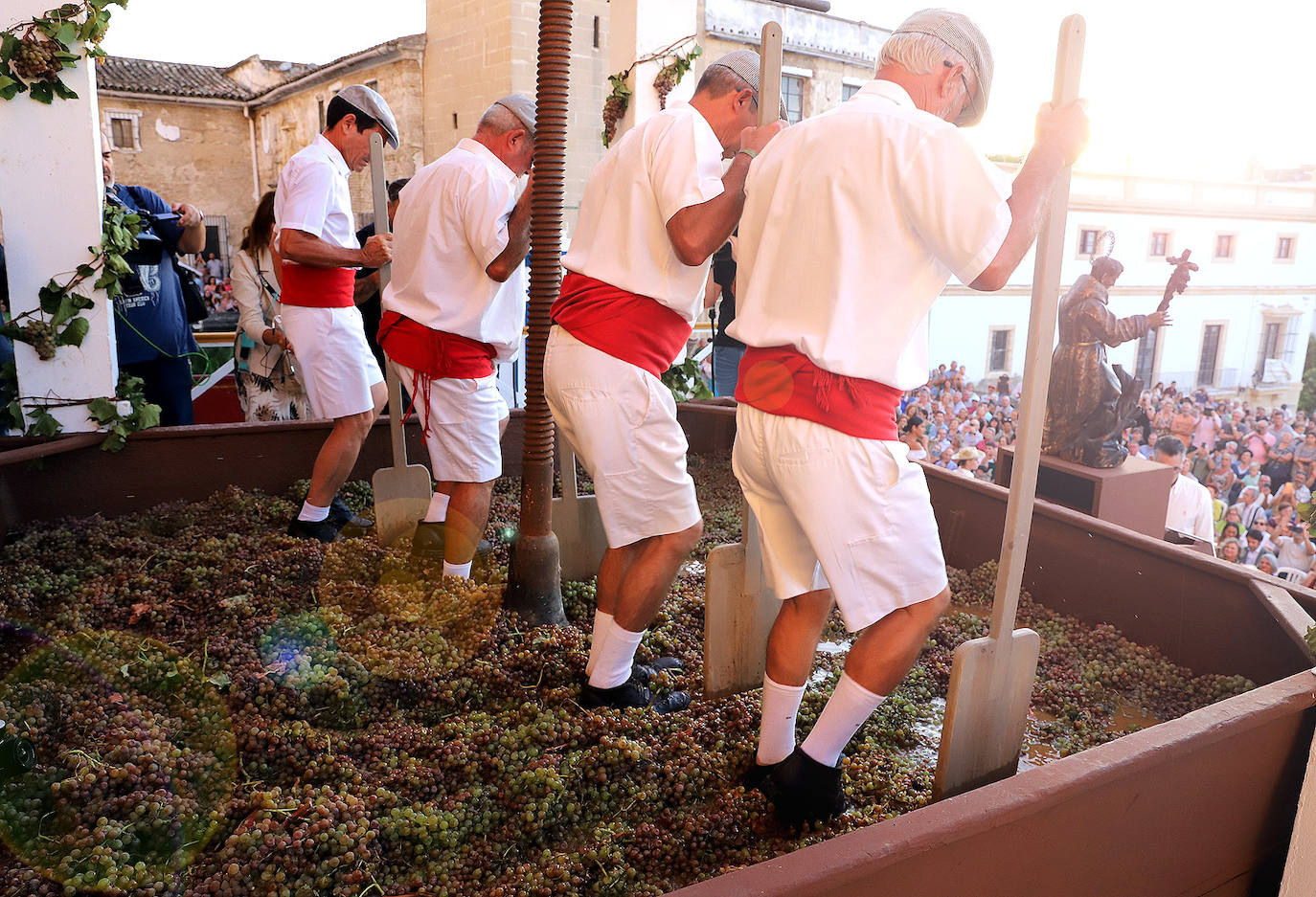 Fotos: La tradicional pisa de la uva inaugura oficialmente la Fiesta de la Vendimia