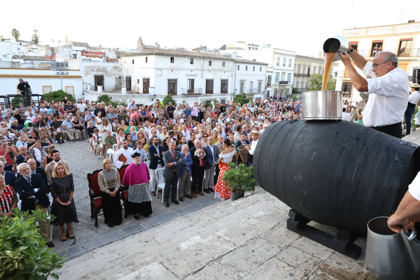 Fotos: La tradicional pisa de la uva inaugura oficialmente la Fiesta de la Vendimia