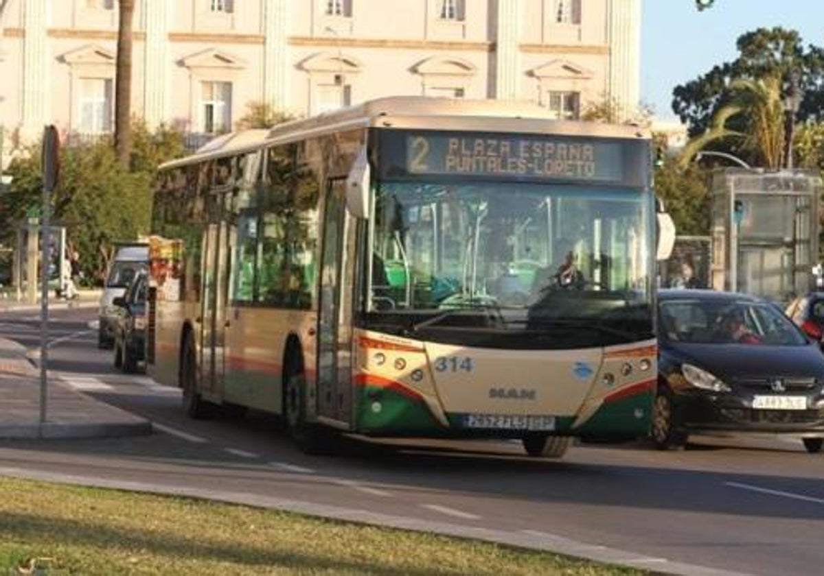 Foto de archivo del autobús urbano de Cádiz.