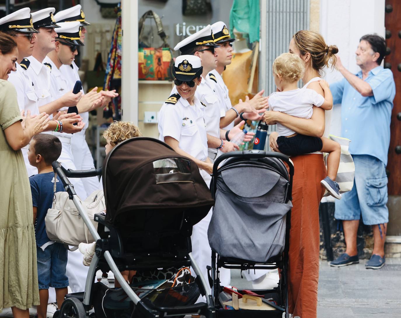 Fotos: Desfile de tripulantes de la Gran Regata 2023 de Cádiz