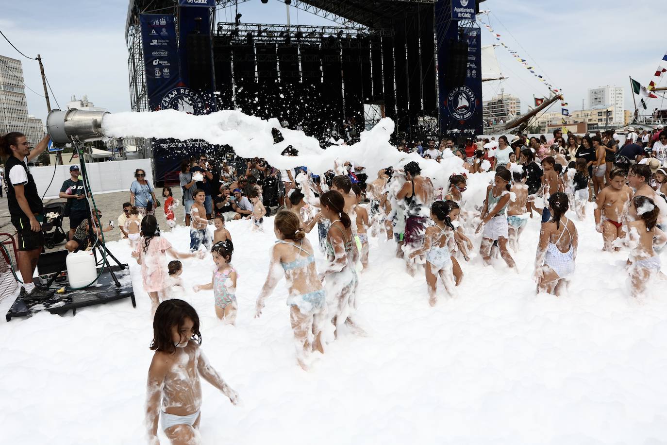 Fotos: Espuma y niños, un binomio para triunfar en la Gran Regata 2023 de Cádiz