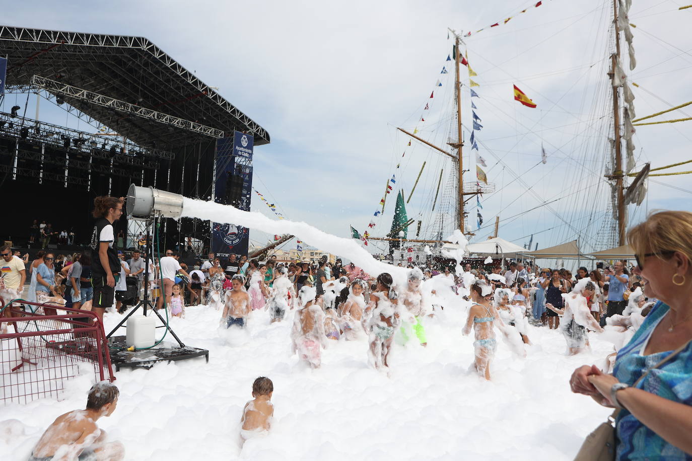 Fotos: Espuma y niños, un binomio para triunfar en la Gran Regata 2023 de Cádiz