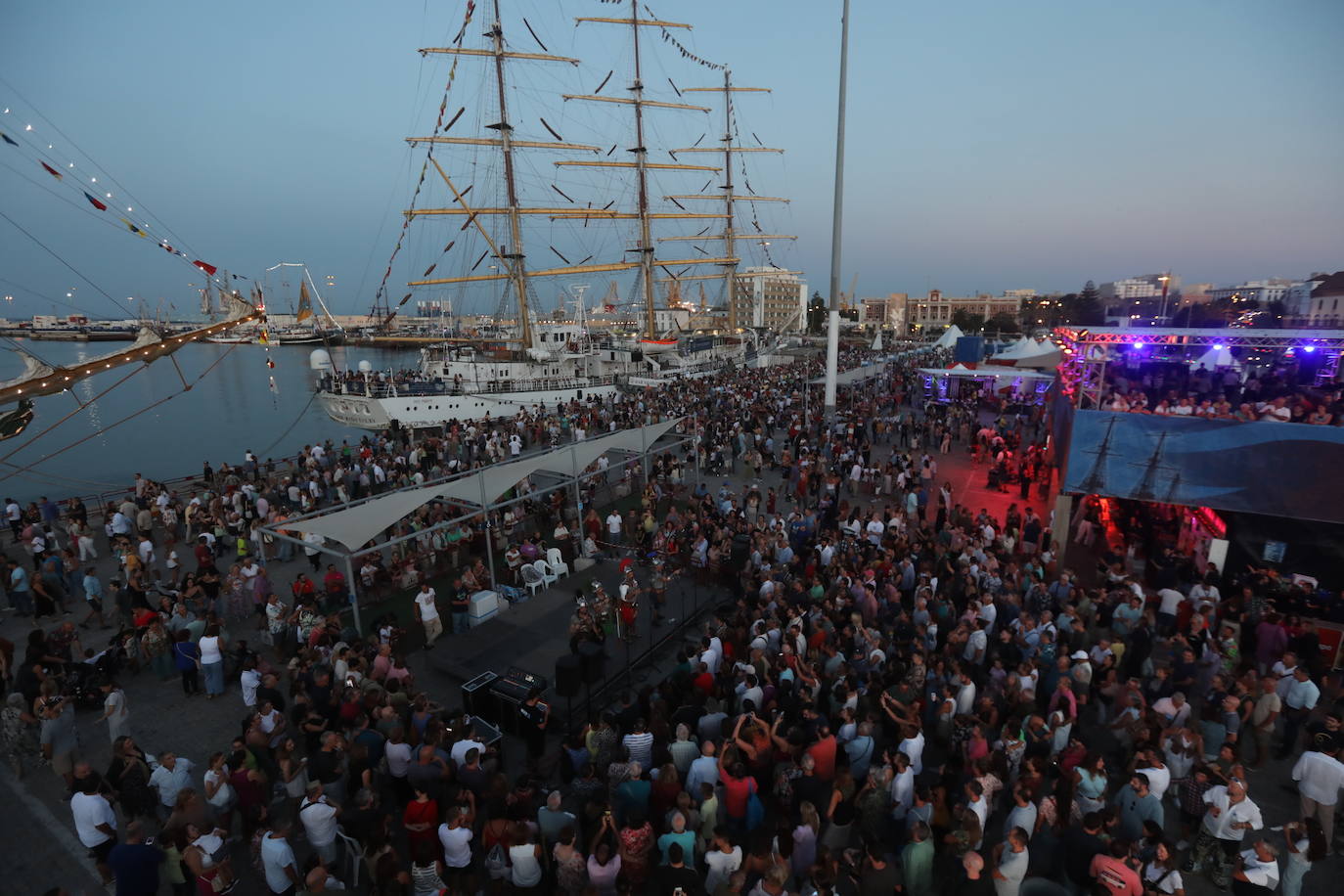 Fotos: El muelle, llenazo al atardecer