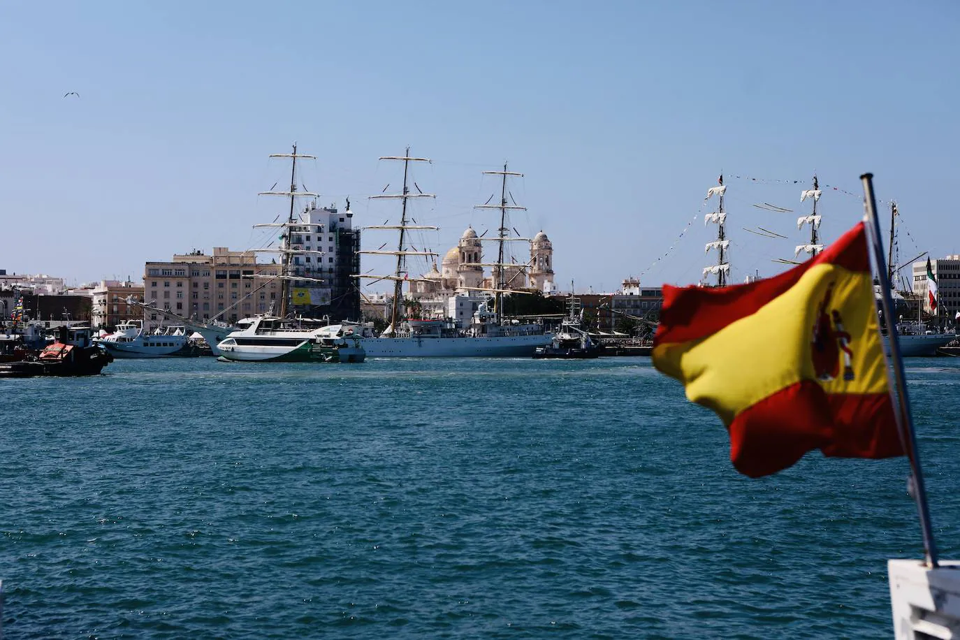 Las imágenes de la Parada Naval y despedida de la Gran Regata de Cádiz 2023