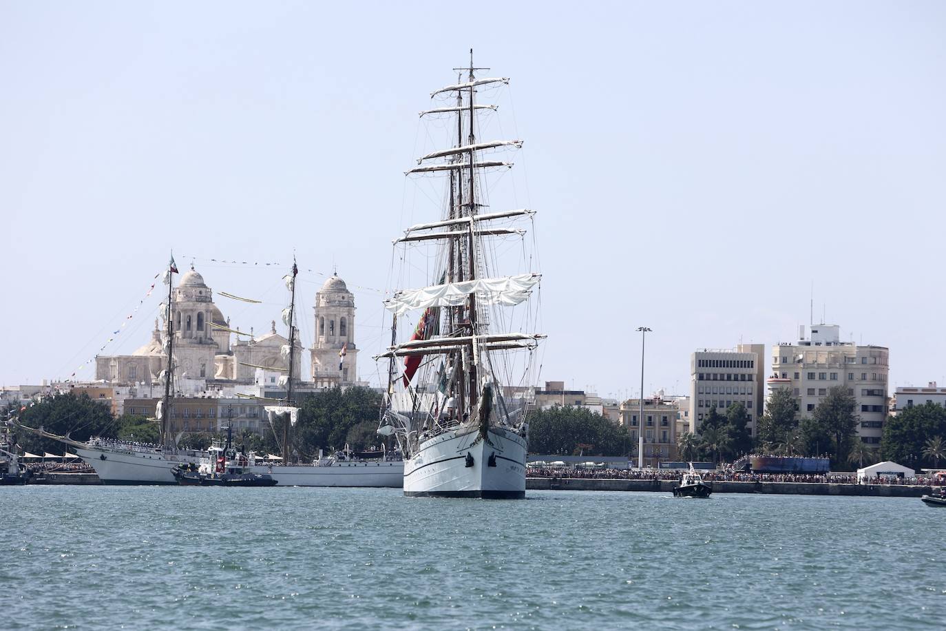 Las imágenes de la Parada Naval y despedida de la Gran Regata de Cádiz 2023