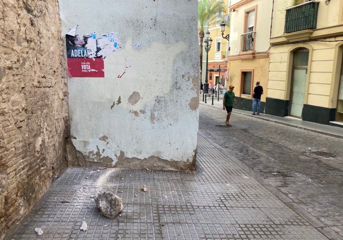 El pedrusco caído en la calle San Juan de Dios de la capital gaditana