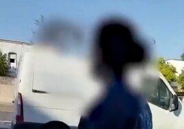 Vídeo: Dispara con una escopeta a una cámara de tráfico a plena luz del día y con una máscara de payaso en Jerez