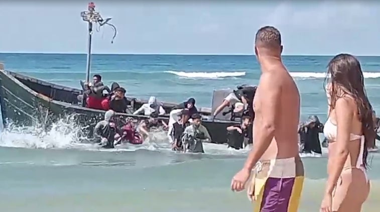 Vídeo: Una patera abarrotada de inmigrantes desembarca en una playa de Cádiz ante el asombro de los bañistas