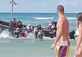 Vídeo: Una patera abarrotada de inmigrantes desembarca en una playa de Cádiz ante el asombro de los bañistas