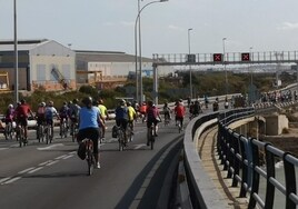 Bicifestación en el Puente Carranza para reclamar una vía ciclista y peatonal