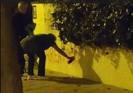 Vídeo: La Policía busca a 'los abuelos' que han hecho pintadas en la casa de Rocío Jurado en Chipiona: «Ya somos mayorcitos»