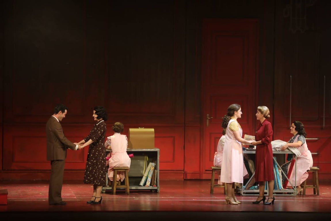 Fotos: El musical &#039;El tiempo entre costuras&#039; inaugura la temporada en el Gran Teatro Falla