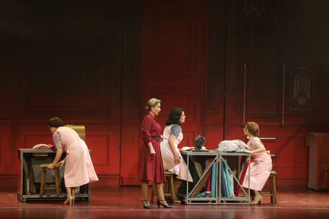 Fotos: El musical &#039;El tiempo entre costuras&#039; inaugura la temporada en el Gran Teatro Falla