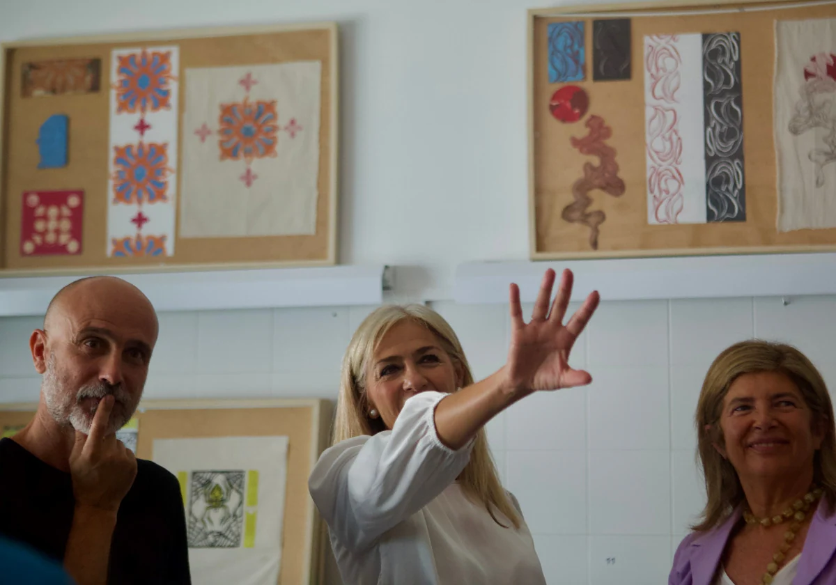 La consejera Del Pozo visita la Escuela de Arte de Cádiz en el inicio del curso