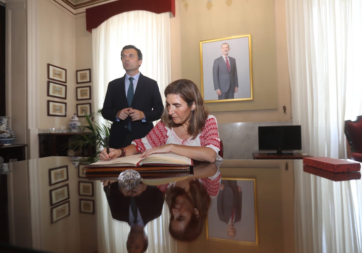 La consejera, durante su visita al Ayuntamiento de Cádiz.