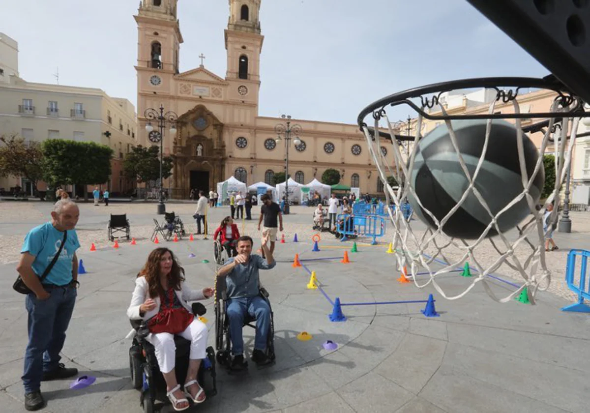 El alcalde de Cádiz ha participado en el taller 'Ponte en mi lugar' de la plaza de San Antonio
