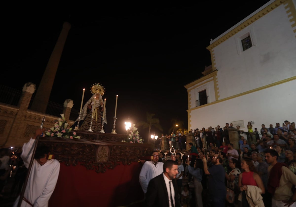 La imagen de la Virgen de la Consolación, frente a Santo Domingo.