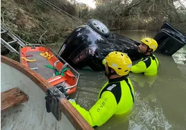 Encuentran el cuerpo de un joven en el interior de un vehículo sumergido en un río de Vejer