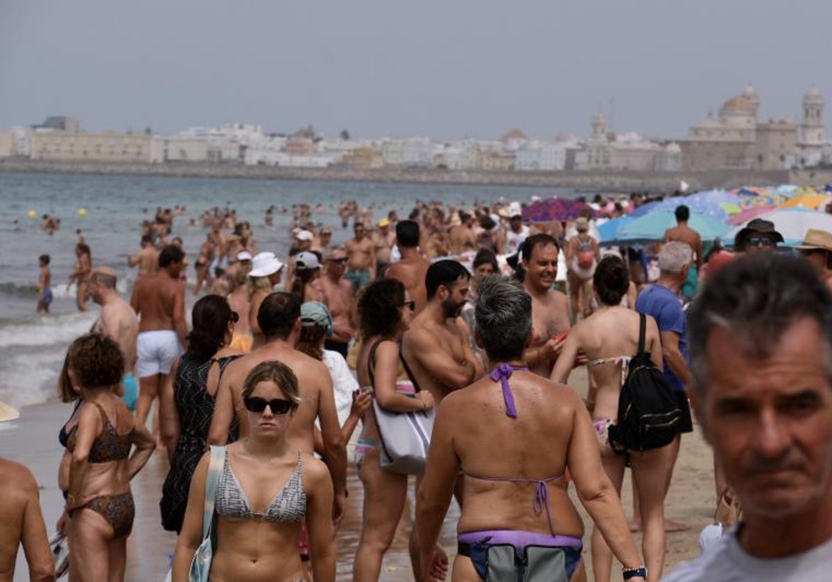 Centenares de personas se bañan en las playas de la Victoria y Santa María del Mar.