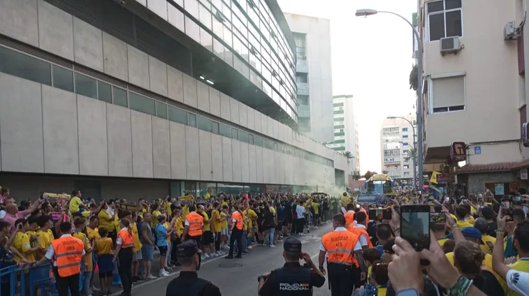 Vídeo: Los cadistas reciben al equipo amarillo ante el partido contra el Rayo