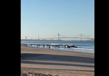 Llega una patera a la playa de Las Redes, en El Puerto, con un inmigrante fallecido desde hacía dos días