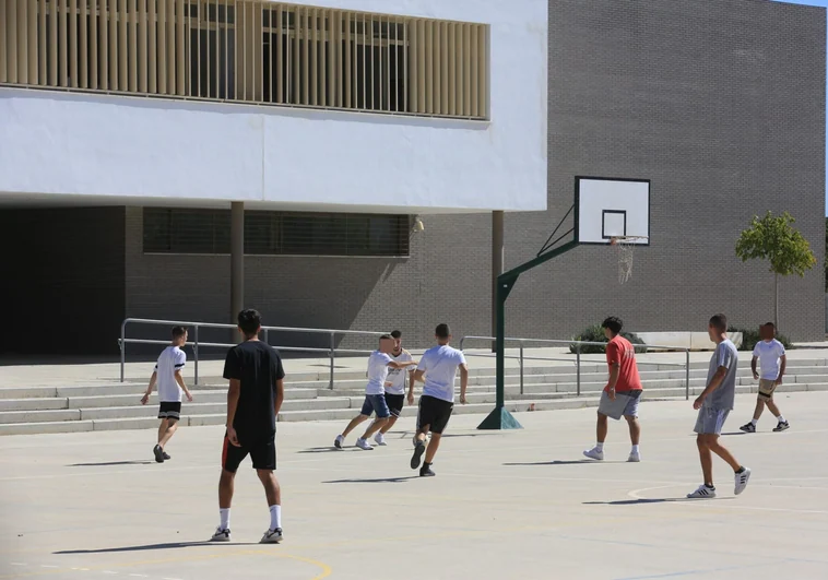 Vuelta a las clases de los alumnos del instituto de Jerez tras el apuñalamiento