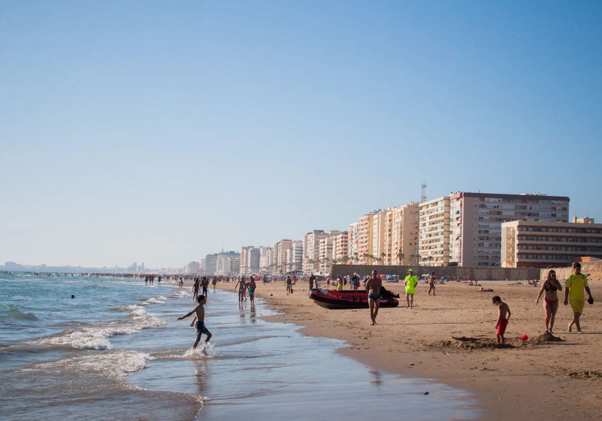 El padre llevaba a sus hijos en la playa, entre Cádiz y San Fernando