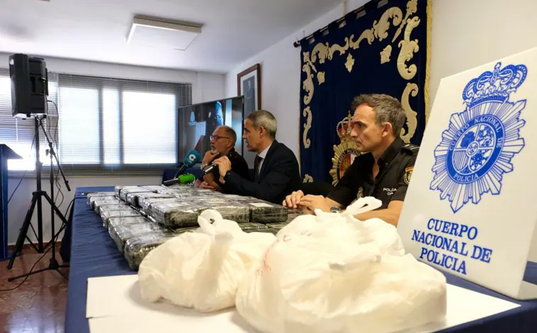 Imagen principal - Importante golpe de la Policía a la venta de cocaína en Cádiz, detenidos desde los camellos a los proveedores