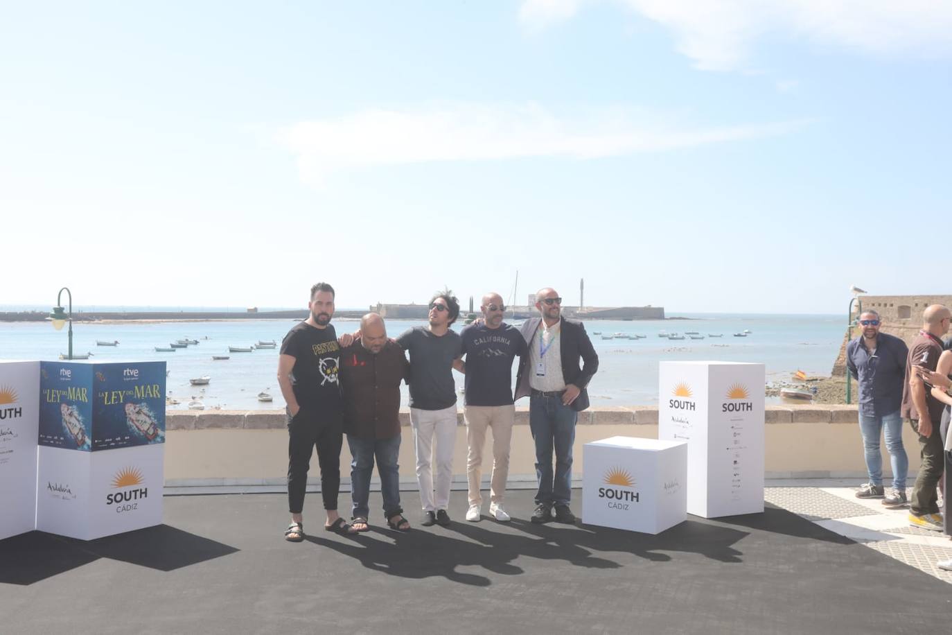 En imágenes: El equipo de &#039;La ley del mar&#039;, con Luis Tosar a la cabeza, en La Caleta