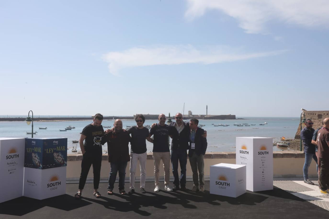 En imágenes: El equipo de &#039;La ley del mar&#039;, con Luis Tosar a la cabeza, en La Caleta