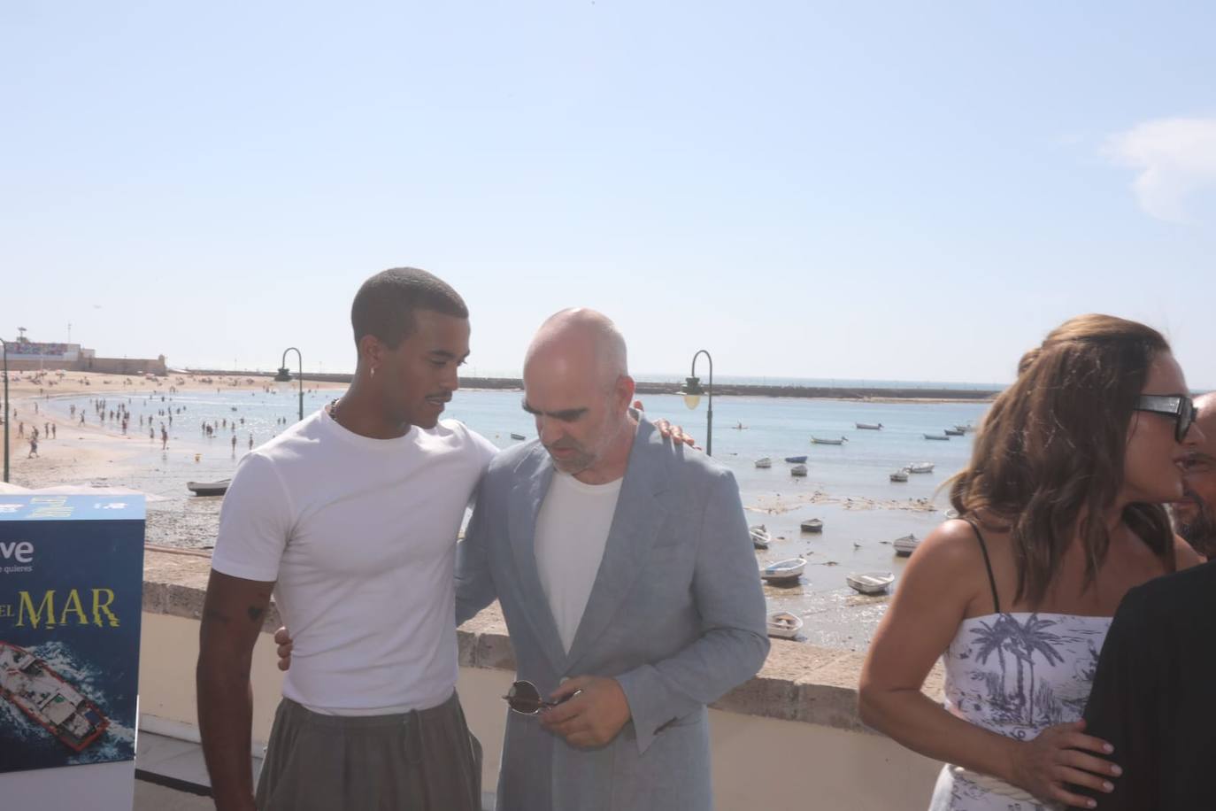 En imágenes: El equipo de &#039;La ley del mar&#039;, con Luis Tosar a la cabeza, en La Caleta