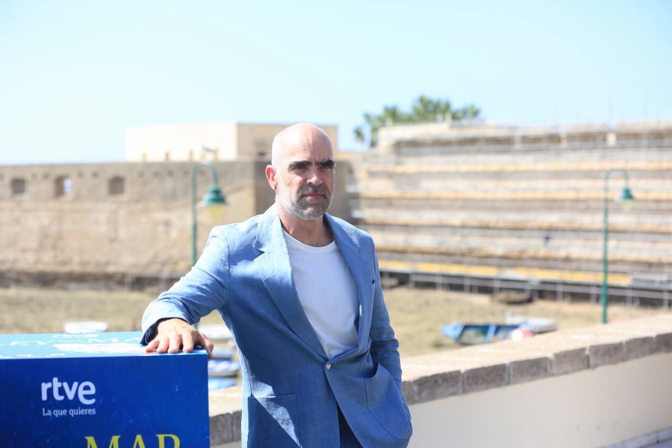 En imágenes: El equipo de &#039;La ley del mar&#039;, con Luis Tosar a la cabeza, en La Caleta