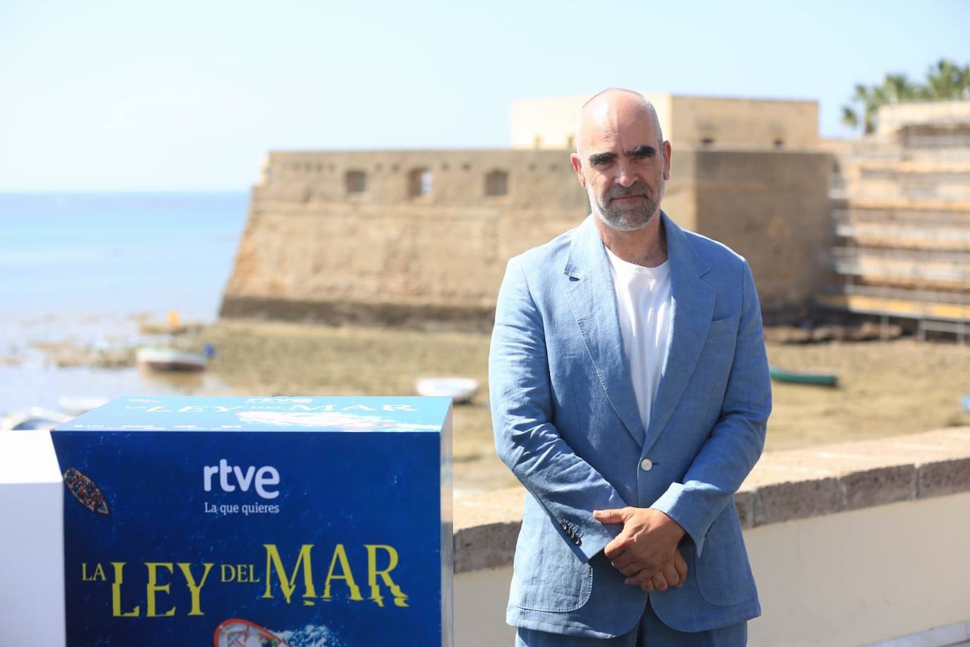 En imágenes: El equipo de &#039;La ley del mar&#039;, con Luis Tosar a la cabeza, en La Caleta