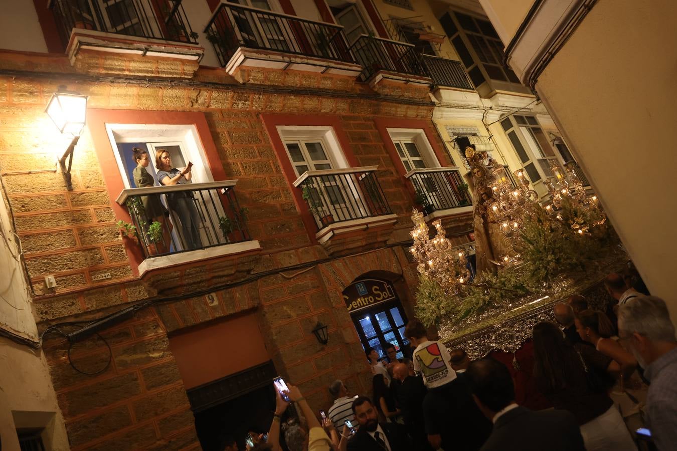 Fotos: La Virgen del Rosario, por las calles de Cádiz