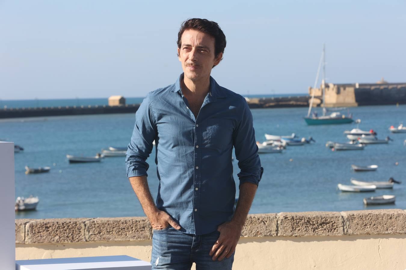 La luz de Cádiz ciega a las estrellas de las series españolas