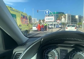 Accidente entre dos coches en la bajada del segundo puente de Cádiz por alcance