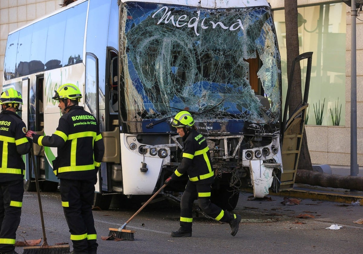 El autobús tras el accidente del lunes que ha dejado ya cuatro fallecidos.