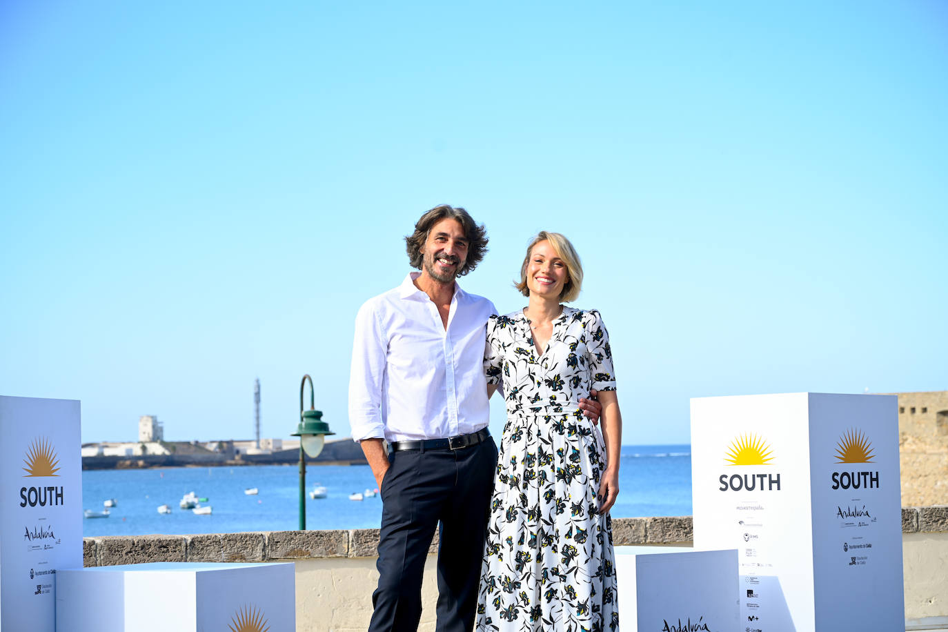 &#039;La Red Púrpura&#039; y &#039;Anima Gemella&#039;, con el inolvidable Felipe &#039;El Hermoso&#039;, posan en la alfombra roja de La Caleta