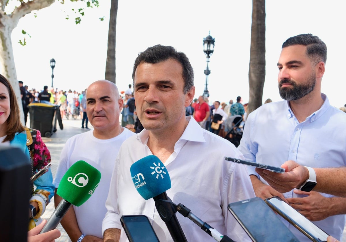 El alcalde de Cádiz, Bruno García, atiende a los medios.