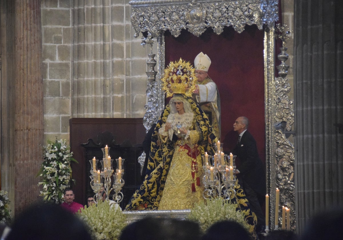 La Virgen de la Estrella Coronada pasea su corona por Jerez.