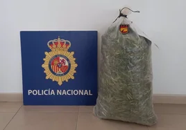Detenido en Sanlúcar un hombre que transportaba diez kilos de marihuana en un saco