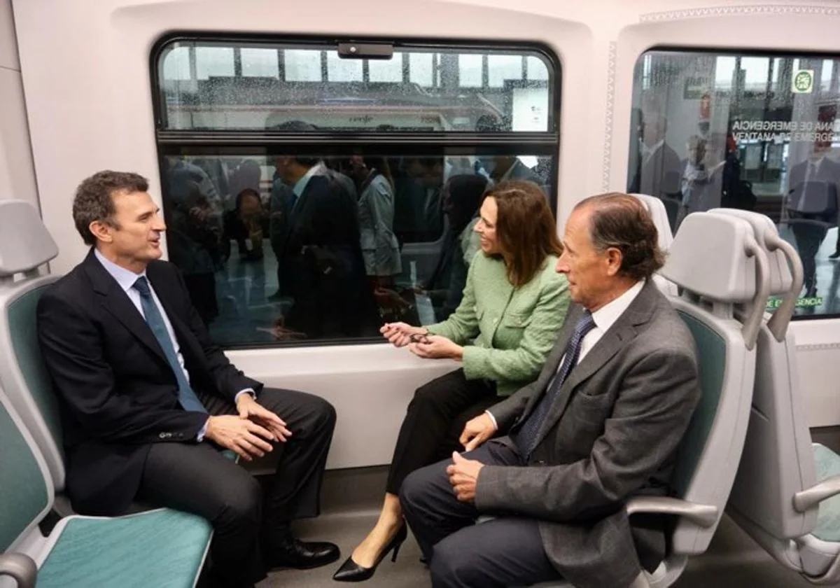 La consejera de Fomento, Rocío Díaz, sentada en un tranvía junto a Bruno García y José María Román